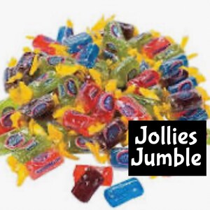 Puede incluir: Un surtido colorido de caramelos Jolly's Jumble en varios sabores, incluyendo rojo, verde, azul, amarillo y morado. Los caramelos están envueltos en celofán transparente y tienen un diseño de espiral.
