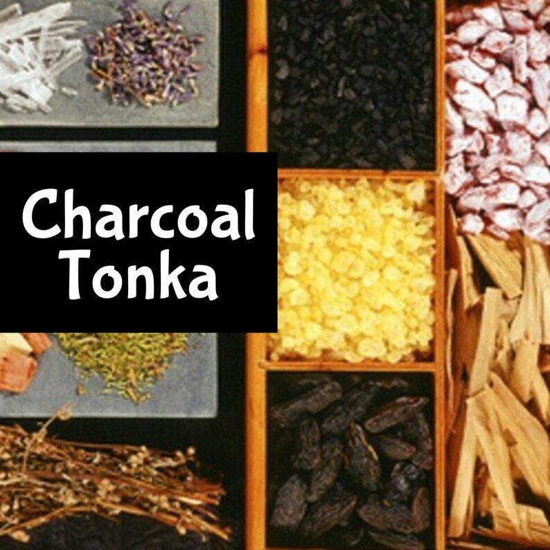 Puede incluir: Una caja de madera con varios ingredientes para hacer incienso, incluyendo carb&oacute;n vegetal, granos de tonka, flores secas y virutas de madera. La caja est&aacute; etiquetada como "Charcoal Tonka".