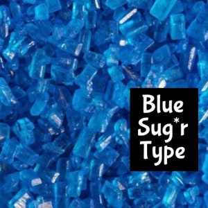 Pode incluir: Close-up de cristais de açúcar azuis. O texto da imagem diz "Blue Sug*r Type".