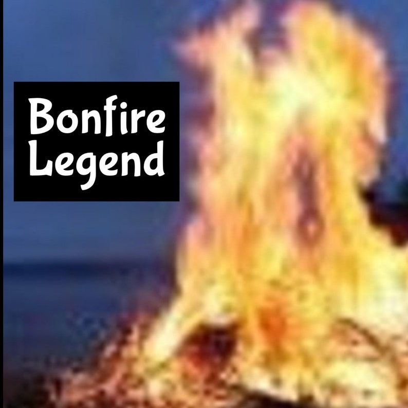 K&ouml;nnte beinhalten: Ein gro&szlig;es Lagerfeuer mit leuchtend orangefarbenen und gelben Flammen. Der Text "Bonfire Legend" befindet sich in der oberen linken Ecke des Bildes.