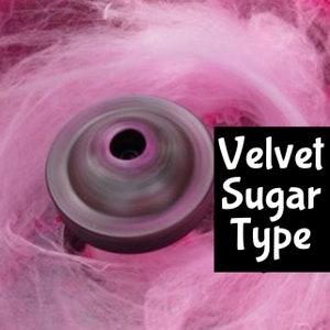 Pode incluir: Algod&atilde;o doce rosa sendo girado por uma m&aacute;quina com o texto "Velvet Sugar Type" em um fundo preto.
