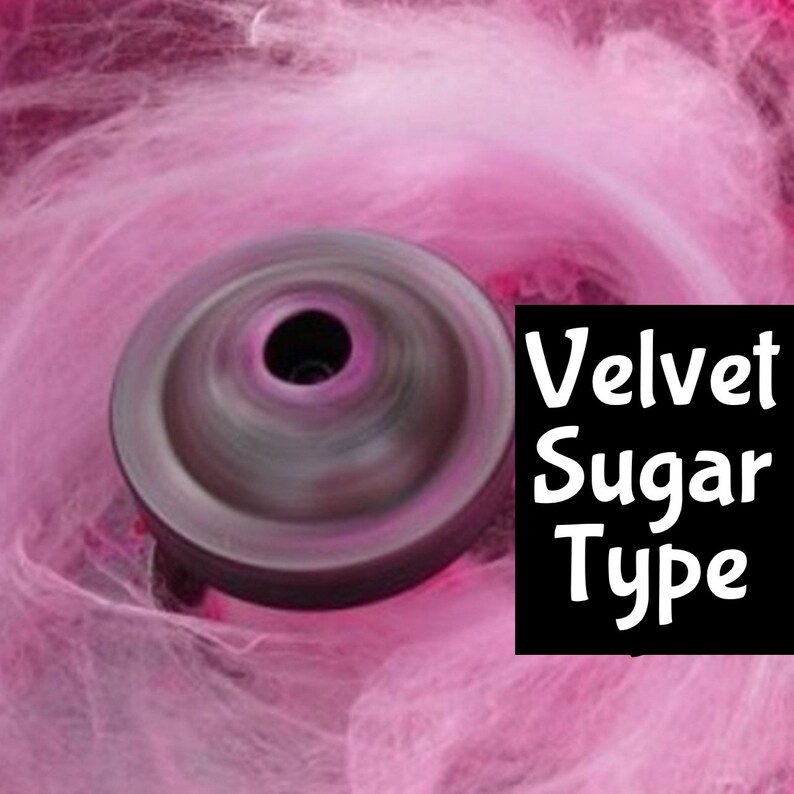 Pode incluir: Algod&atilde;o doce rosa sendo girado por uma m&aacute;quina com o texto "Velvet Sugar Type" em um fundo preto.