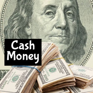 Puede incluir: Texto "Cash Money" sobre un fondo negro con una pila de billetes de dólar estadounidense en primer plano y un billete de 100 dólares estadounidenses con el retrato de Benjamin Franklin en el fondo.