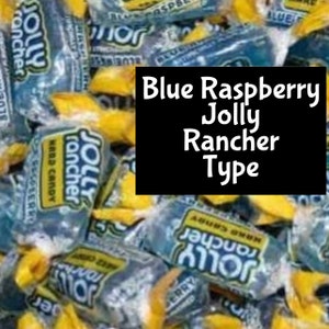 Puede incluir: Primer plano de caramelos duros Jolly Rancher de frambuesa azul envueltos en celofán amarillo y azul. Los caramelos están etiquetados como "Jolly Rancher" y "Blue Raspberry".