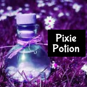 Könnte beinhalten: Eine durchsichtige Glasflasche mit einer violetten Flüssigkeit und einem violetten Band um den Hals. Die Flasche steht auf einem Bett aus violetten Blumen und Gras. Der Text "Pixie Potion" ist in Weiß auf schwarzem Hintergrund geschrieben.