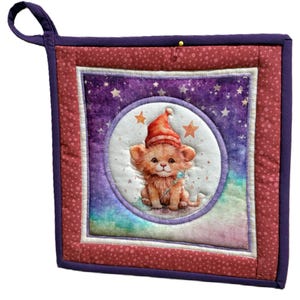 Può includere: Un presina quadrata trapuntata con un design stravagante. Il centro presenta un simpatico cucciolo di leone con un cappello rosso, su uno sfondo viola stellato. La presina ha un anello per appenderla ed è rifinita in viola scuro.
