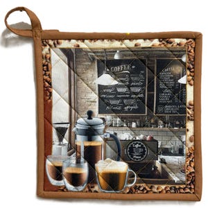 Peut inclure: Un dessous de plat carré et matelassé avec une scène de café imprimée. L'image comprend des tasses à café, une cafetière et un tableau de menu. La bordure est marron avec des accents de grains de café.