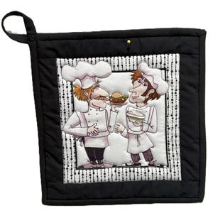 Può includere: Presina trapuntata nera con un'illustrazione a fumetti di due chef che tengono in mano del cibo. Gli chef indossano uniformi bianche e cappelli da chef. L'illustrazione è incorniciata da un bordo a pois bianco e nero.