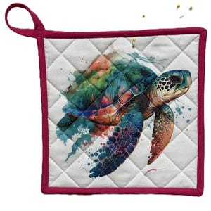Pode incluir: Pega de panela quadrada acolchoada com um vibrante design de tartaruga marinha em aquarela. A tartaruga apresenta tons de azul, verde e laranja, sobre um fundo branco com um padrão de losangos. Possui uma borda magenta e uma alça para pendurar.