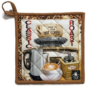 Peut inclure: Manique de cuisine carrée matelassée avec une bordure marron et une boucle de suspension. Le centre présente un motif sur le thème du café avec un moulin à café, une tasse à café et les mots "CLASSIC ROAST" et "DROP IN FOR HOT COFFEE".