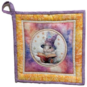 Può includere: Presina quadrata trapuntata con un design stravagante. Il centro presenta un coniglio bianco con un cappello da mago che legge un libro, su uno sfondo colorato tie-dye. Il bordo è giallo e viola.