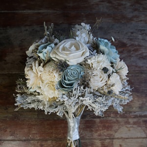 Lichtblauw en wit hout bruiloft Sola bloemboeket &quot;Something Blue&quot;