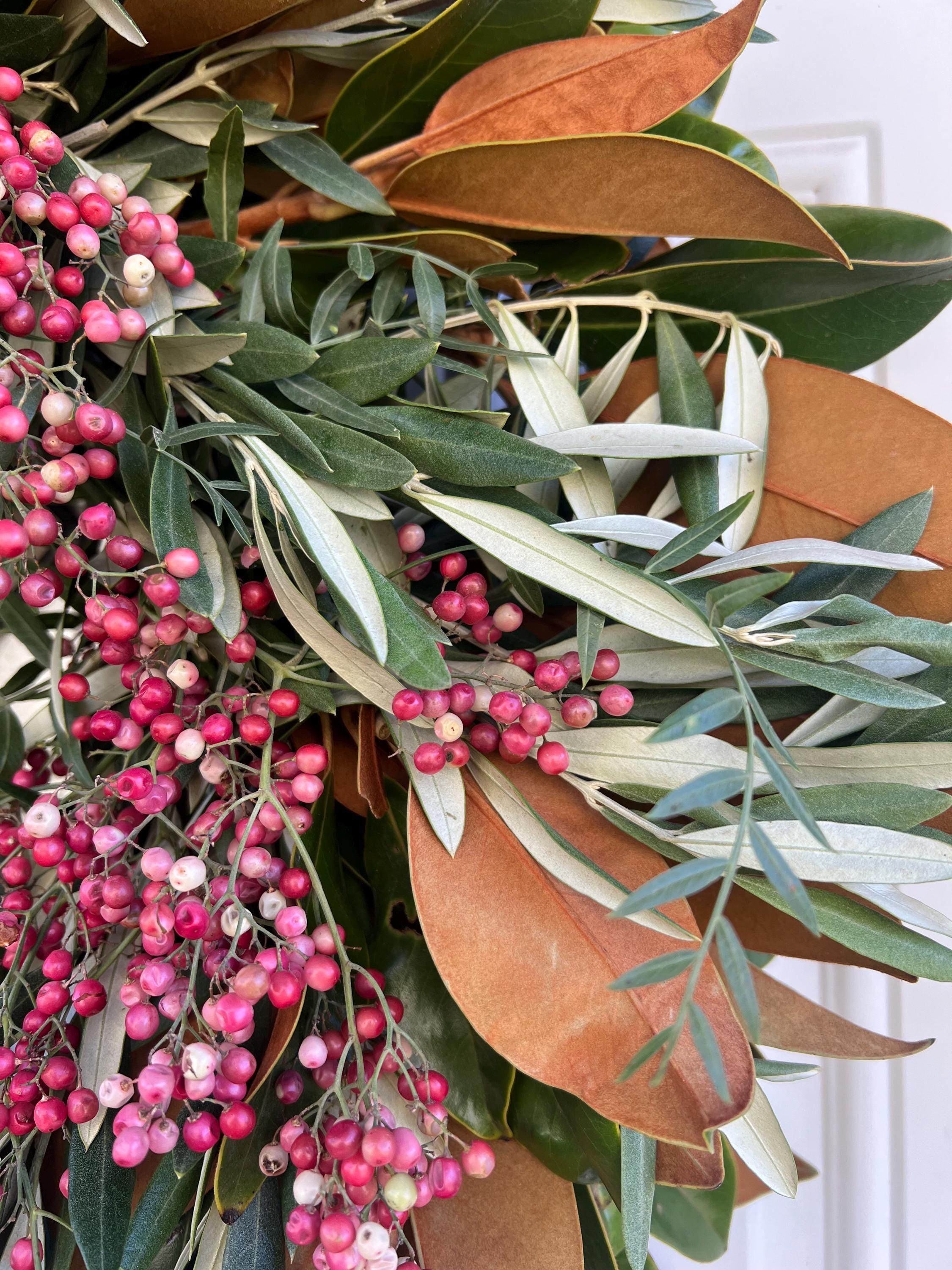 Fresh Magnolia, Pepperberry, and Olive Fall / Winter 20 in Greenery Wreath - Thumbnail 7