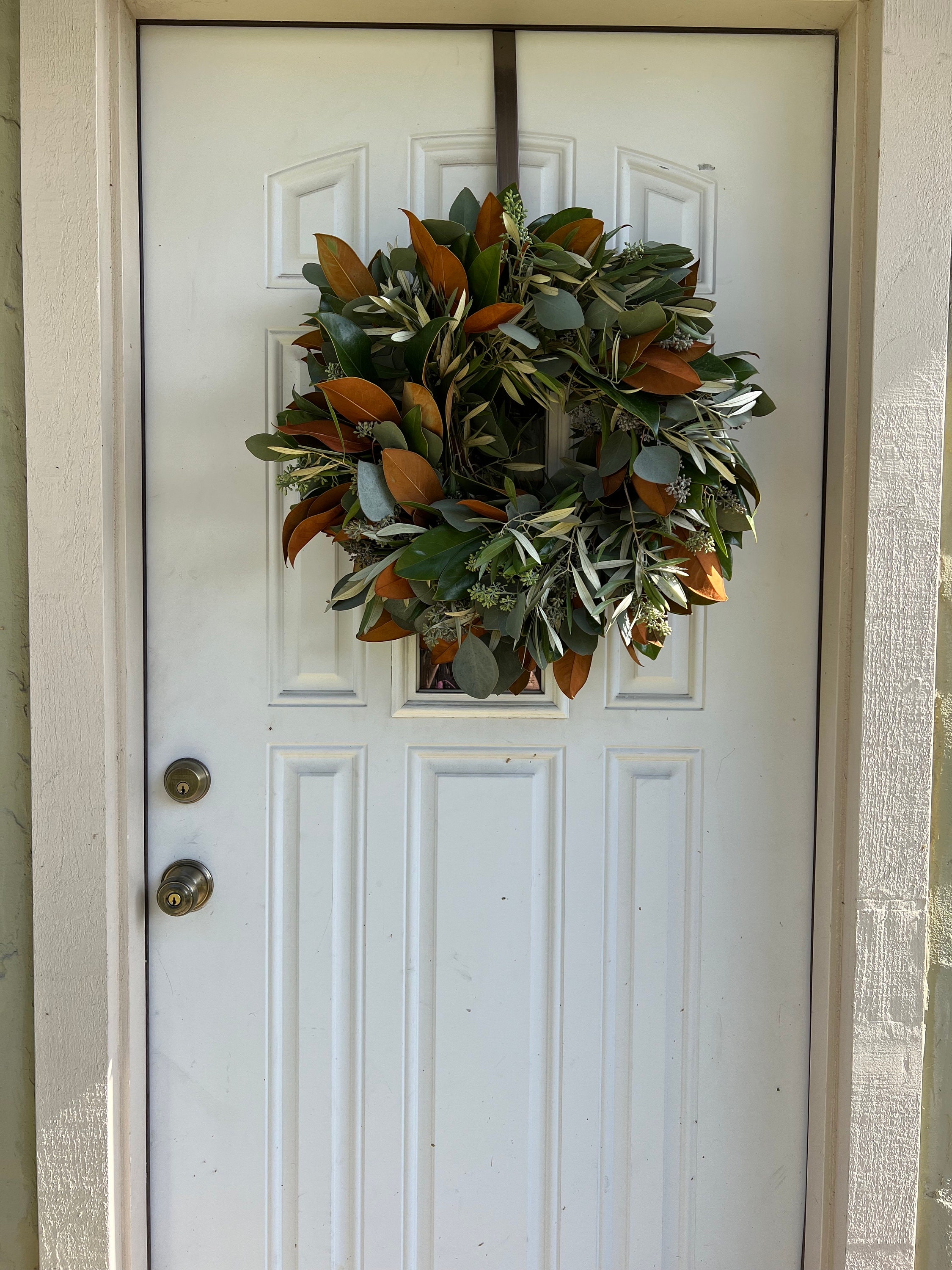 Fresh Magnolia, Seeded Eucalyptus, and Olive Fall Greenery Wreath - Thumbnail 3