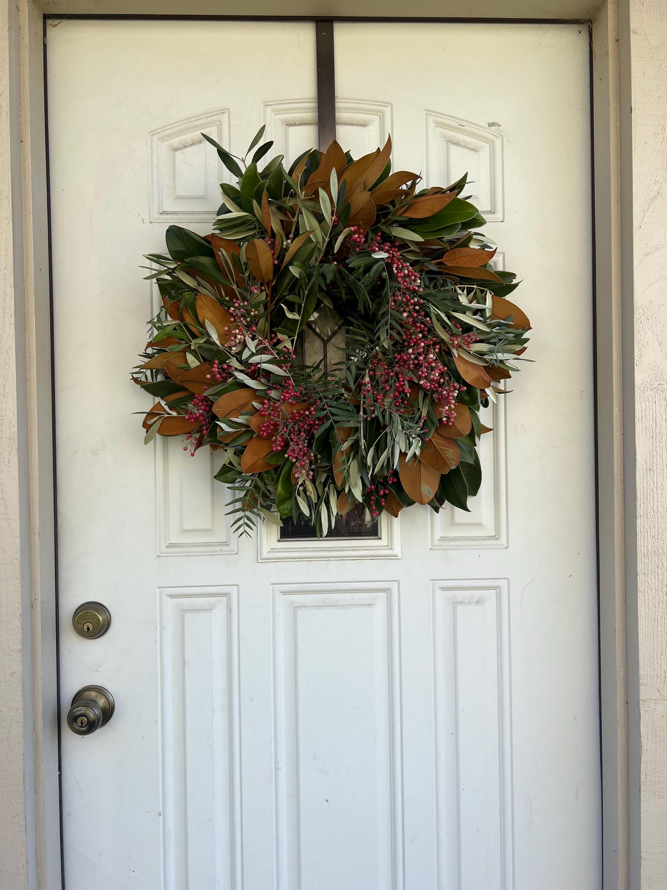 Fresh Magnolia, Pepperberry, and Olive Fall / Winter 20 in Greenery Wreath - Thumbnail 3