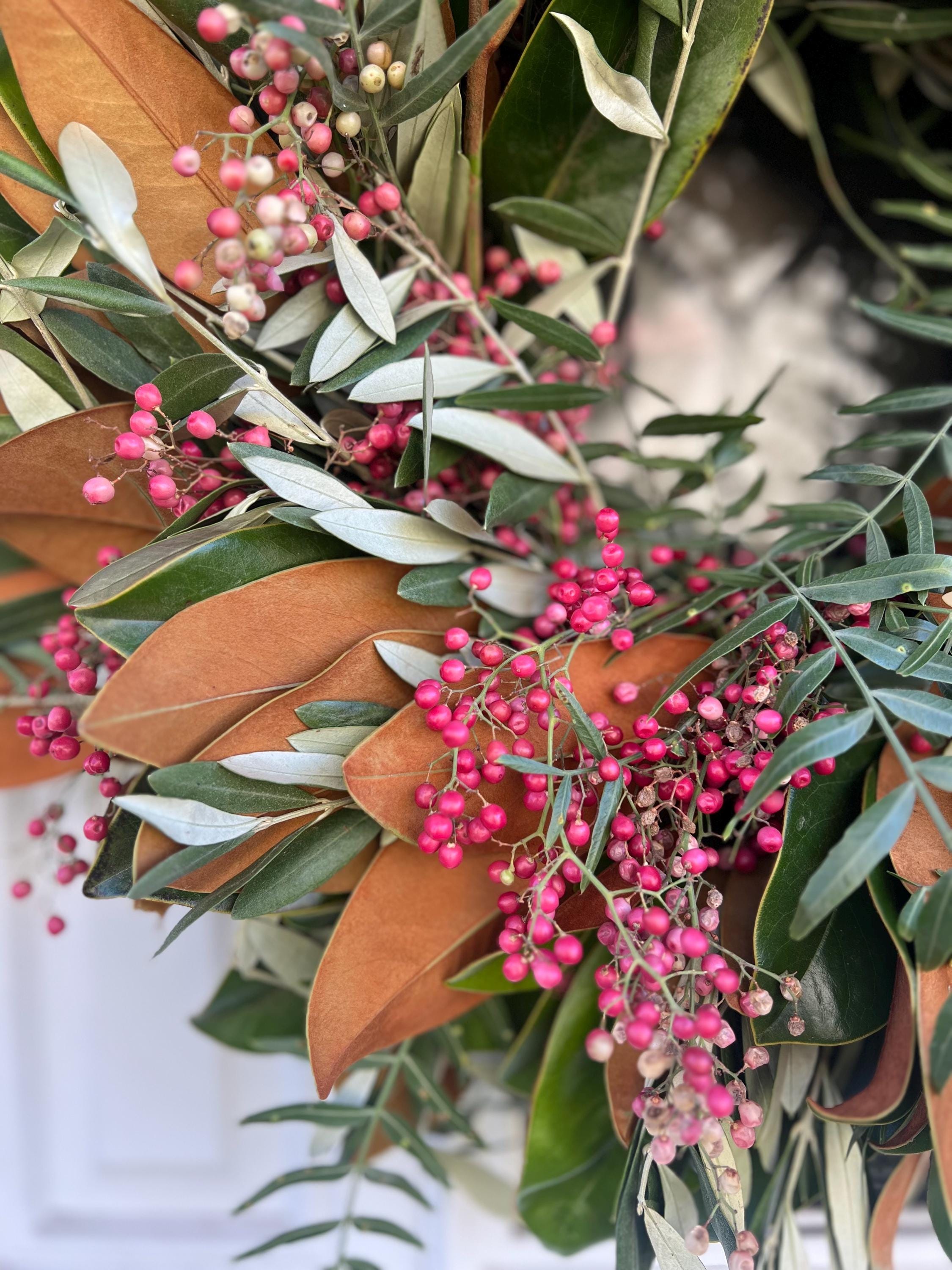 Fresh Magnolia, Pepperberry, and Olive Fall / Winter 20 in Greenery Wreath - Thumbnail 6