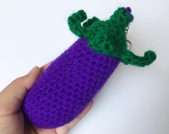 Quietschiger Aubergine Amigurumi Schlüsselanhänger
