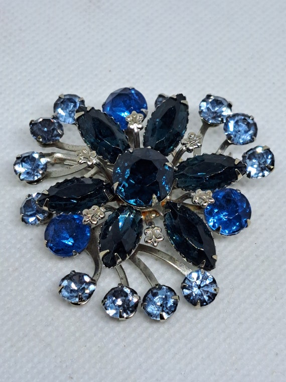 Silver toned varying blue rhinestone brooch