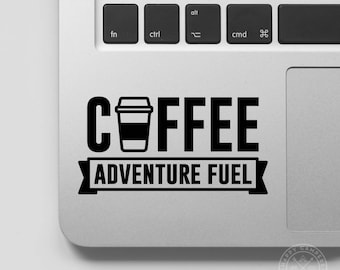 Puede incluir: Pegatina en blanco y negro con el texto "COFFEE ADVENTURE FUEL" y una imagen estilizada de una taza de café.