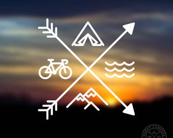 Pode incluir: Um design de arte de linha branca com uma barraca, montanhas, ondas, uma bicicleta e flechas. O design é colocado sobre um fundo desfocado de um pôr do sol.