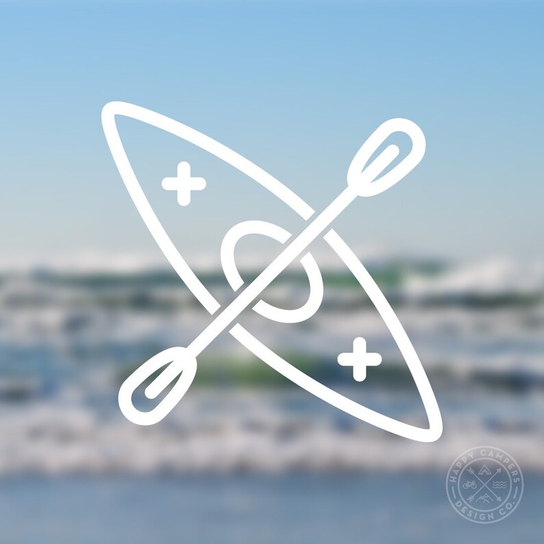 Puede incluir: Ilustraci&oacute;n en l&iacute;nea blanca de un kayak con una paleta, con signos m&aacute;s en los lados del kayak. El dise&ntilde;o est&aacute; sobre un fondo borroso de un lago y monta&ntilde;as, con el texto "Happy Campers Design Co."