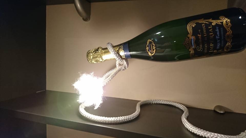 Champagne Flottant/Support de Bouteille Vin avec La Lumière