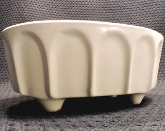 Vintage Hull USA Pattern F9 Cream Colored Oval Footed Indoor Planter with Arches & Columns, Circulated 1970&#39;s