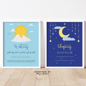Puede incluir: Dos impresiones enmarcadas con fondos azules e ilustraciones del sol y la luna. La impresión de la izquierda tiene un sol amarillo con un cielo azul y nubes. La impresión de la derecha tiene una luna creciente amarilla con un cielo azul oscuro y estrellas. Ambas impresiones tienen texto árabe y traducciones al inglés. El texto de la impresión de la izquierda dice "Dua Upon Waking" y el texto de la impresión de la derecha dice "Dua Upon Sleeping".
