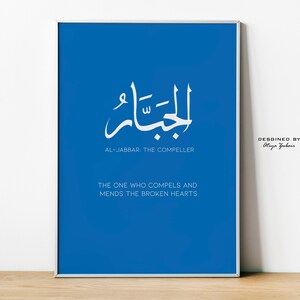 Peut inclure: Une affiche imprimable bleue avec une calligraphie arabe blanche et du texte qui dit "Al-Jabbar: Le Compelleur" et "Celui qui oblige et répare les cœurs brisés". L'affiche est conçue par Atiya Jubair.