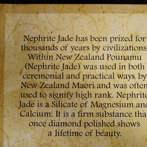 Puede incluir: Primer plano de una tarjeta de color beige con texto marr&oacute;n que describe la historia y las propiedades de la jade&iacute;ta. El texto dice: "La jade&iacute;ta ha sido apreciada durante miles de a&ntilde;os por las civilizaciones. En Nueva Zelanda, el pounamu (jade&iacute;ta) se us&oacute; tanto en ceremonias como en la vida pr&aacute;ctica por los maor&iacute;es de Nueva Zelanda y a menudo se us&oacute; para indicar un rango alto. La jade&iacute;ta es un silicato de magnesio y calcio. Es una sustancia firme que, una vez pulida con diamante, muestra una belleza para toda la vida."