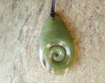 Colgante de gota de piedra verde / Pounamu de Nueva Zelanda