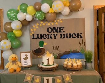 Een Lucky Duck eerste verjaardag banner / Duck thema verjaardagsfeestje decor / Mallard Duck verjaardag achtergrond / ONE Lucky Duck partij teken / vijver