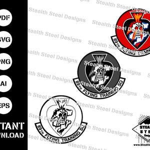 以下が含まれることがあります： 89th Flying Training Squadron のロゴをフィーチャーしたベクターグラフィック3つのデジタルダウンロード。ロゴは、頭蓋骨と稲妻が描かれた白黒のハート。ロゴは赤、黒、グレーの背景に表示されます。ロゴの周りに「89th Flying Training Squadron」のテキストが表示されます。背景に「Stealth Steel Designs」のテキストが表示されます。