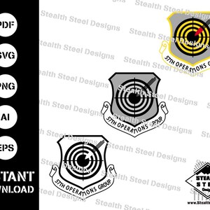Puede incluir: Una descarga digital de un diseño gráfico vectorial que presenta un escudo gris con un objetivo negro y el texto "57th Operations Group". El escudo está rodeado de un rollo blanco con el mismo texto. El diseño está disponible en los formatos PDF, SVG, PNG, AI y EPS.