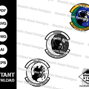 Può includere: Un design grafico in bianco e nero di uno scheletro che cavalca un cavallo con il testo "SHADOW 73D SPECIAL OPERATIONS SQ" in un cerchio. Il design è su uno sfondo bianco.