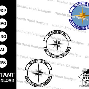 Op de afbeelding: Zwart-wit grafisch ontwerp van een kompas met een ster in het midden. Het kompas wordt omringd door een cirkel met de tekst "We Show The Way 30th Intelligence Squadron".