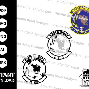 Könnte beinhalten: Ein digitaler Download von drei verschiedenen Designs für einen 21 STUS-Patch. Die Patches zeigen einen Globus mit Pfeilen, die darauf zeigen, und den Text "Wisdom is Strength". Ein Patch ist blau, einer ist grau und einer ist schwarz.