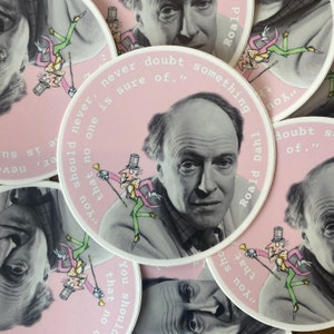 Imagen y cita de Roald Dahl de Charlie y la fábrica de chocolate Pegatina