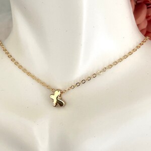 Sierlijke vlinderketting, vlinderchoker, gouden korte ketting, minimalistische sieraden, gouden sierlijke ketting, eenvoudige kleine ketting