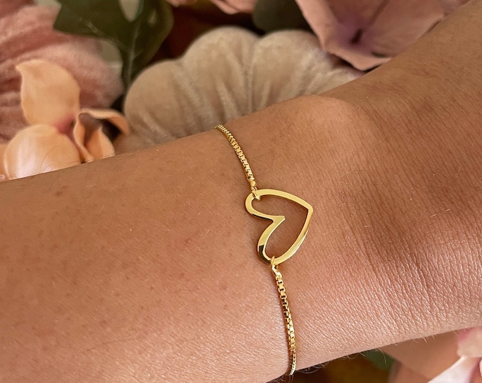 Gold heart bracelet, dainty gold bracelet, girlfriend Christmas gift, everyday bracelet, heart bracelet, maid of honor gift,