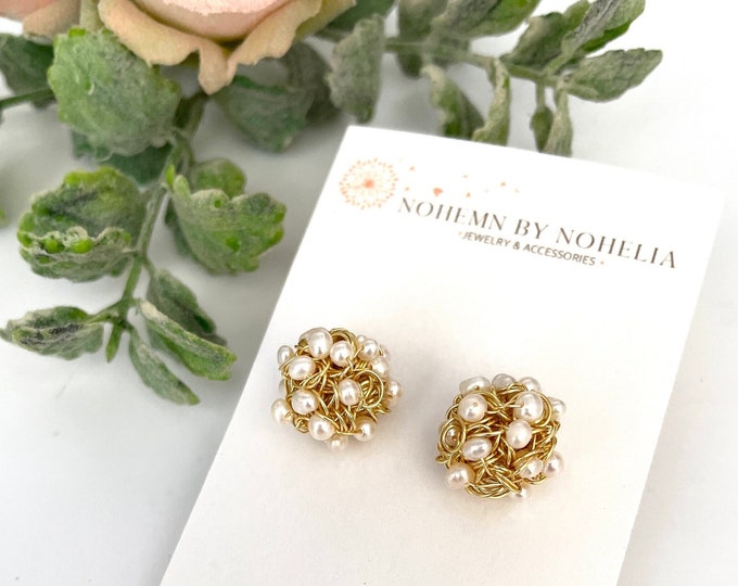 Dainty pearl stud earrings, ball earrings, elegant pearl earrings, white pearl earrings, small stud earrings, lightweight earrings.