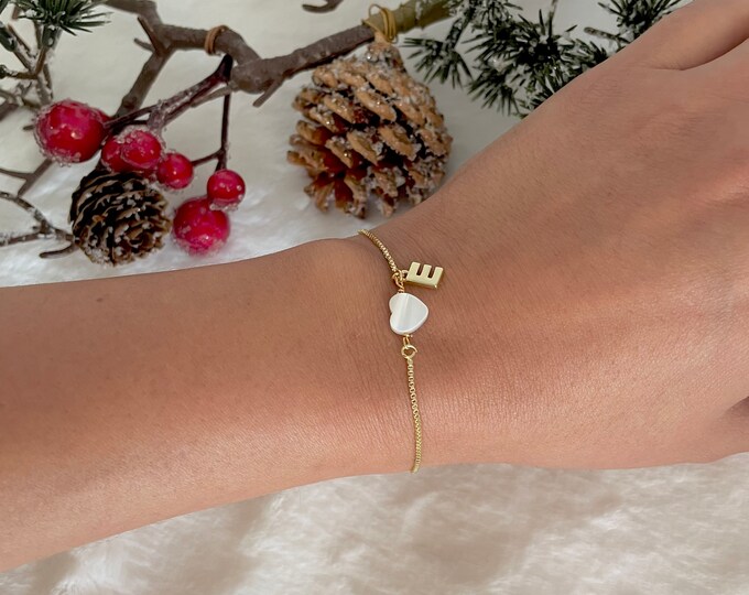 Tiny heart bracelet, Custom letter initial bracelet, personalized dainty bracelet, delicate gold bracelet, mom Christmas gift from daughter