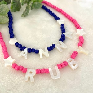 Colar com nome personalizado, colar com nome de madrepérola, colar com inicial personalizada, colar de contas personalizado, gargantilha de contas de semente, gargantilha personalizada