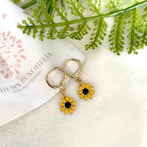 Sunflower earrings, birth flower earrings, flower girl jewelry, gold summer earrings, hoops earrings with charm, dainty dangle earrings