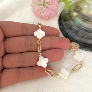 Four Leaf Clover bracelet, Mother of Pearl bracelet, flower bracelet, delicate bracelet gold, birthstone bracelet, gemstone bracelet