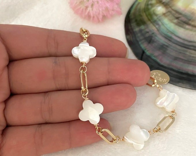 Four Leaf Clover bracelet, Mother of Pearl bracelet, flower bracelet, delicate bracelet gold, birthstone bracelet, gemstone bracelet