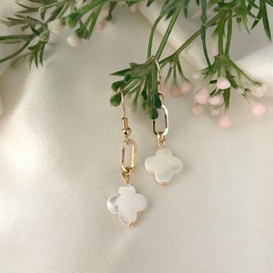 Pendientes Trébol de Cuatro Hojas, pendientes Nácar, pendientes de flores, pendientes delicados oro, pendientes de piedra de nacimiento, pendientes de piedras preciosas