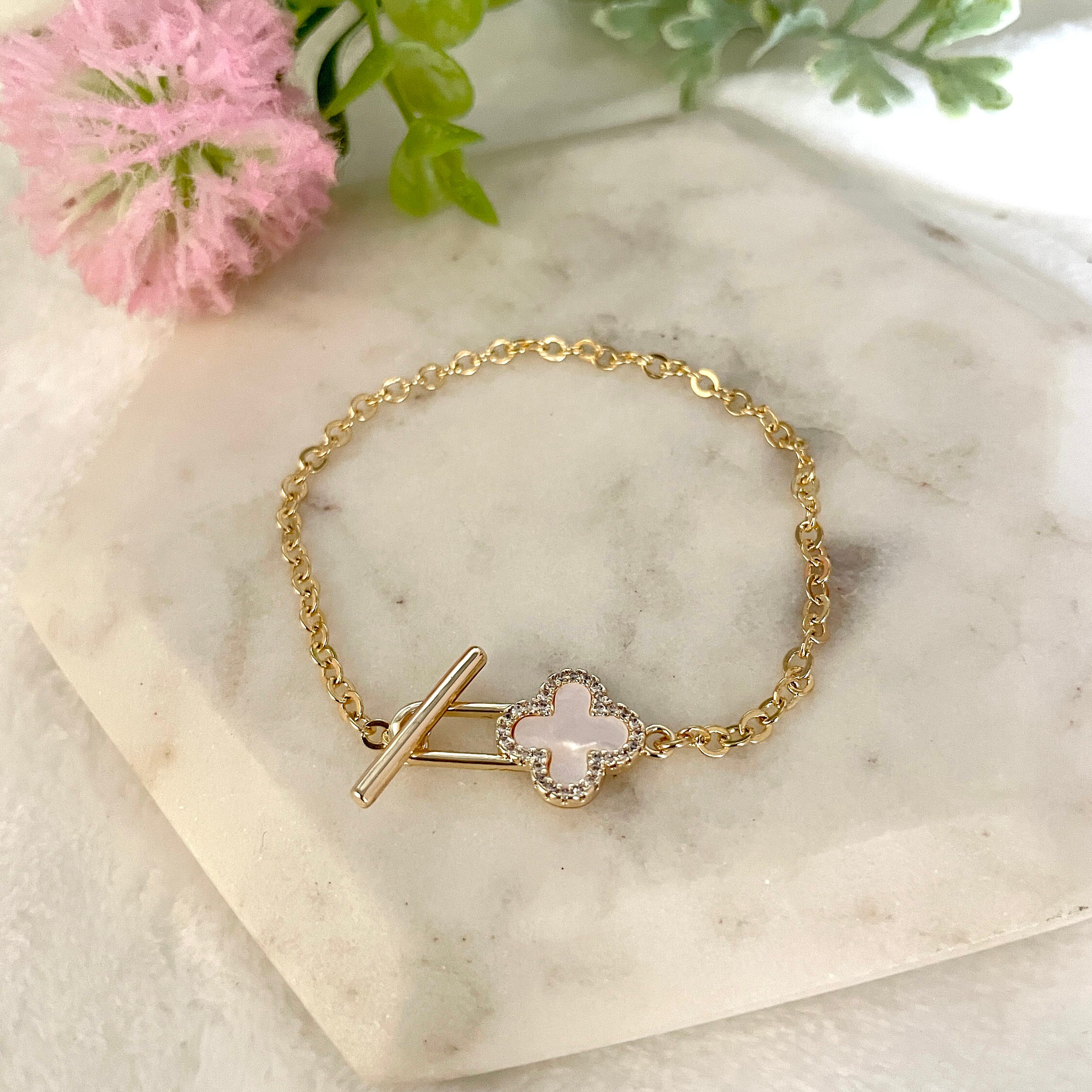 Four Leaf Clover bracelet, Mother of Pearl bracelet, flower bracelet,  delicate bracelet gold, birthstone bracelet, gemstone bracelet