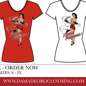 K&ouml;nnte beinhalten: Rote und wei&szlig;e T-Shirts mit einem Pin-up-Girl-Design. Das Design zeigt eine Frau in einem roten Kleid mit einem Auto und dem Text "&iexcl;Curvas Peligrosas!"