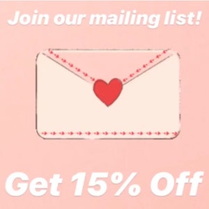 K&ouml;nnte beinhalten: Rosaer Hintergrund mit einem wei&szlig;en Umschlag mit einem roten Herzen darauf. Der Text "Join our mailing list! Get 15% Off" ist in wei&szlig; geschrieben.